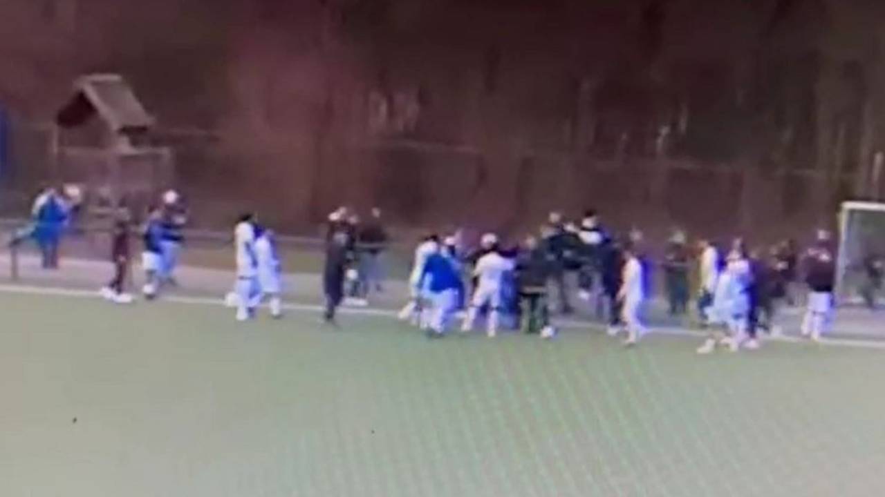 Menschentraube auf einem Fußballplatz. In Köln wurde ein Mann kurz darauf angezeigt.
