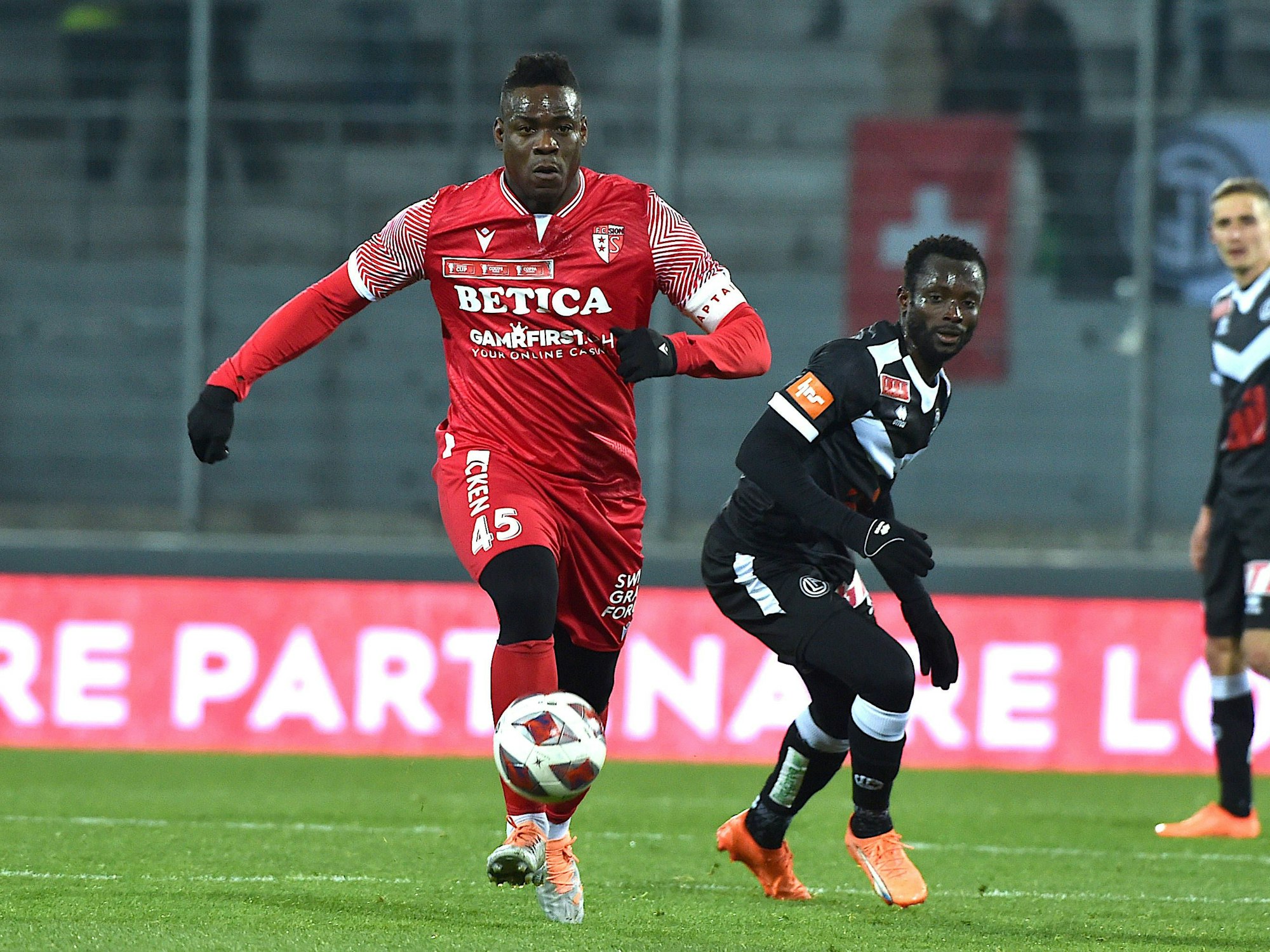 Sion-Profi Mario Balotelli in Aktion mit Ball beim Spiel gegen den FC Lugano.