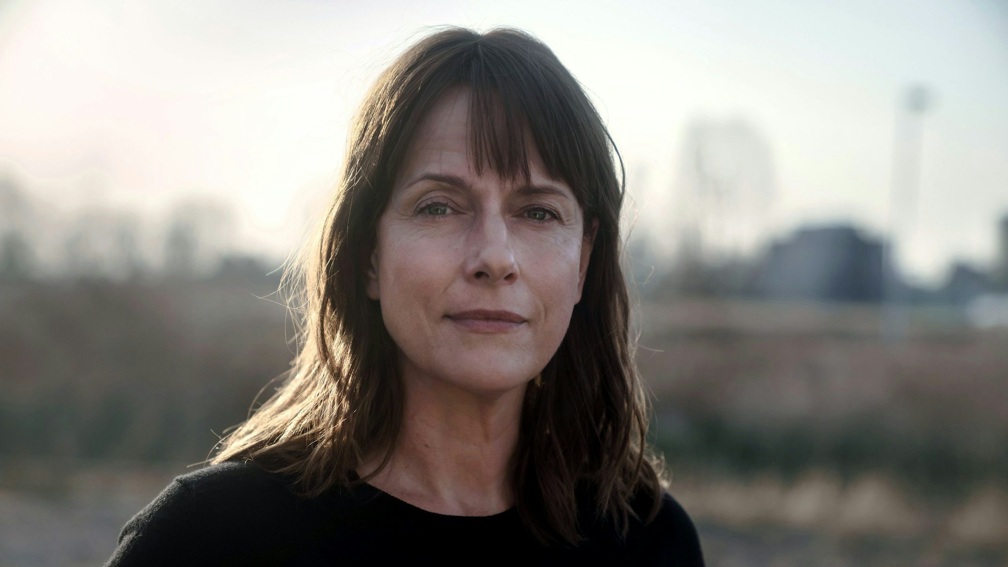 Claudia Michelsen grinst in die Kamera.