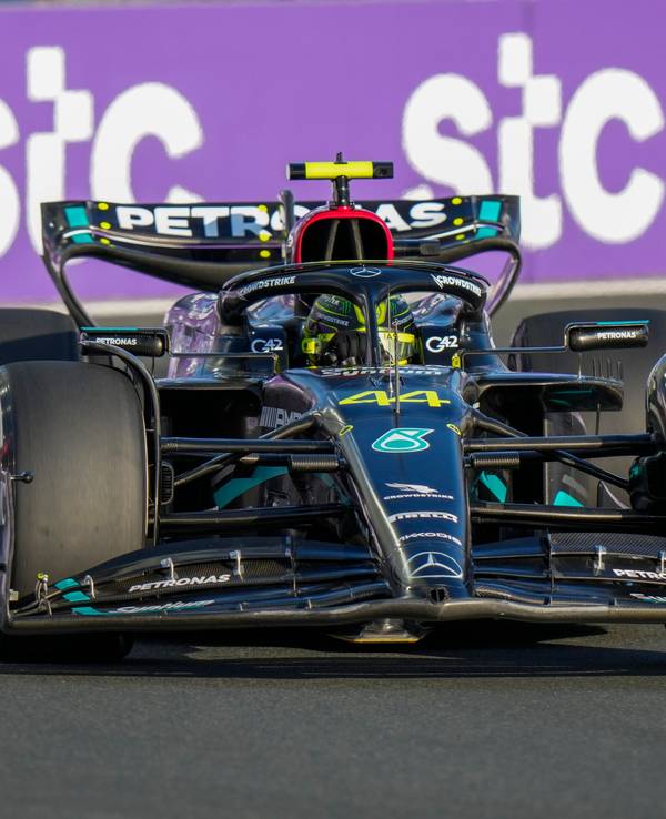 Mercedes-Pilot Lewis Hamilton fährt im freien Training auf der Strecke in Saudi-Arabien.