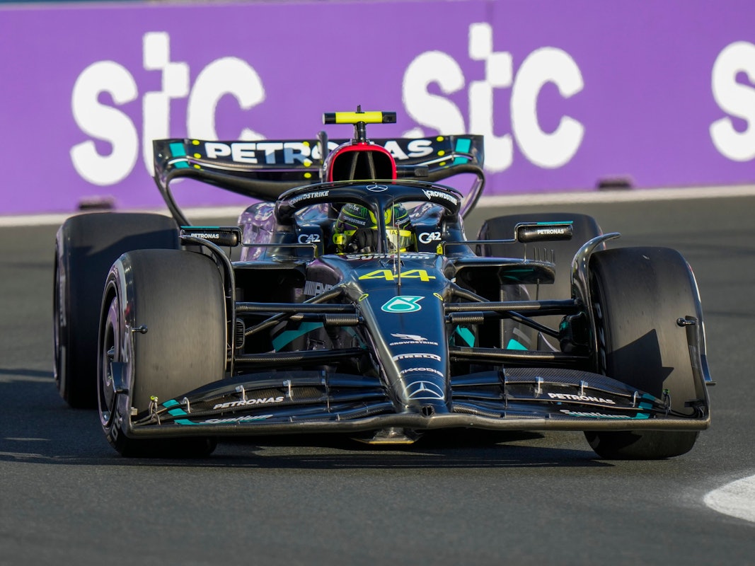 Mercedes-Pilot Lewis Hamilton fährt im freien Training auf der Strecke in Saudi-Arabien.