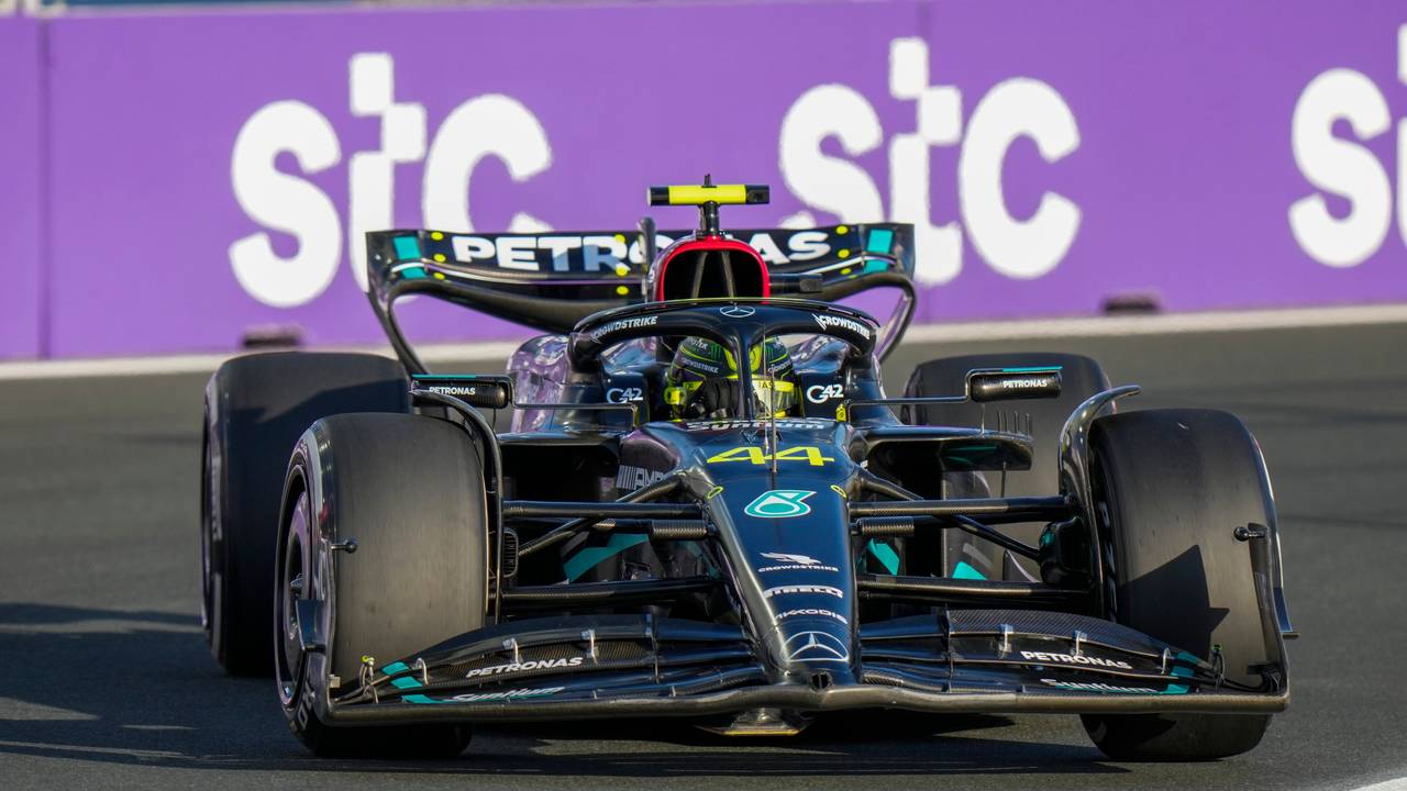 Mercedes-Pilot Lewis Hamilton fährt im freien Training auf der Strecke in Saudi-Arabien.