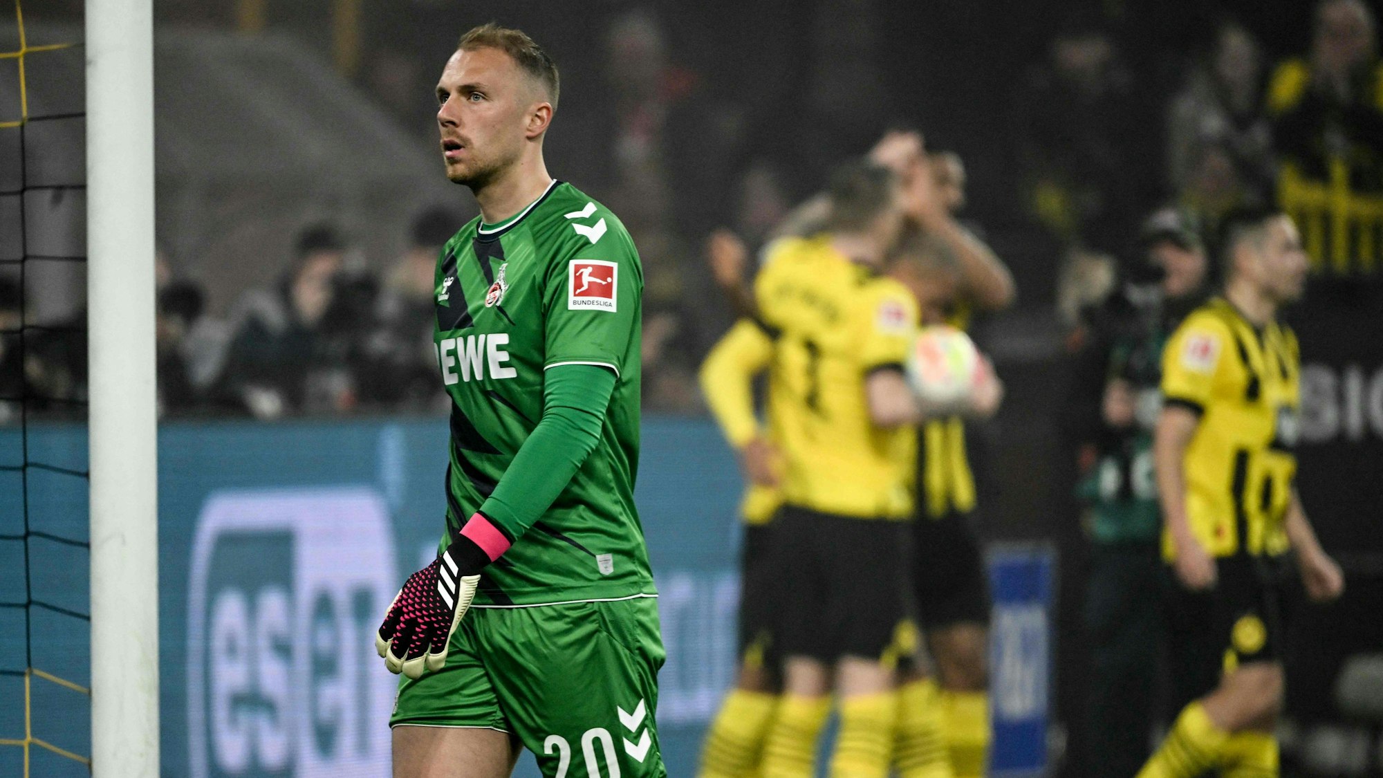 Marvin Schwäbe guckt nach einem Gegentreffer enttäuscht.