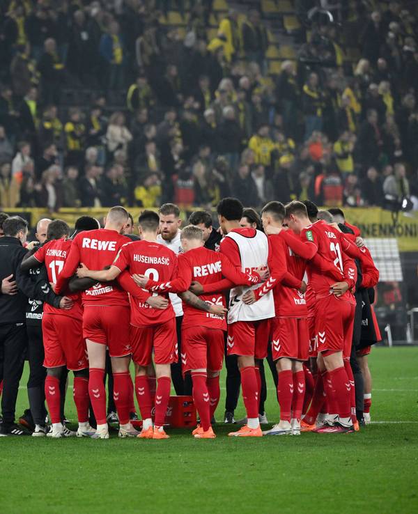 Nach dem 1:6 des 1. FC Köln bei Borussia Dortmund spricht Steffen Baumgart im Kreis zu seiner Mannschaft.