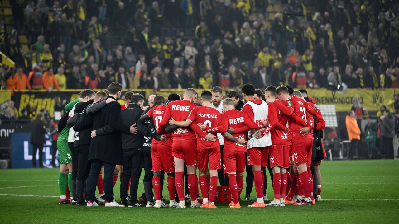 Nach dem 1:6 des 1. FC Köln bei Borussia Dortmund spricht Steffen Baumgart im Kreis zu seiner Mannschaft.