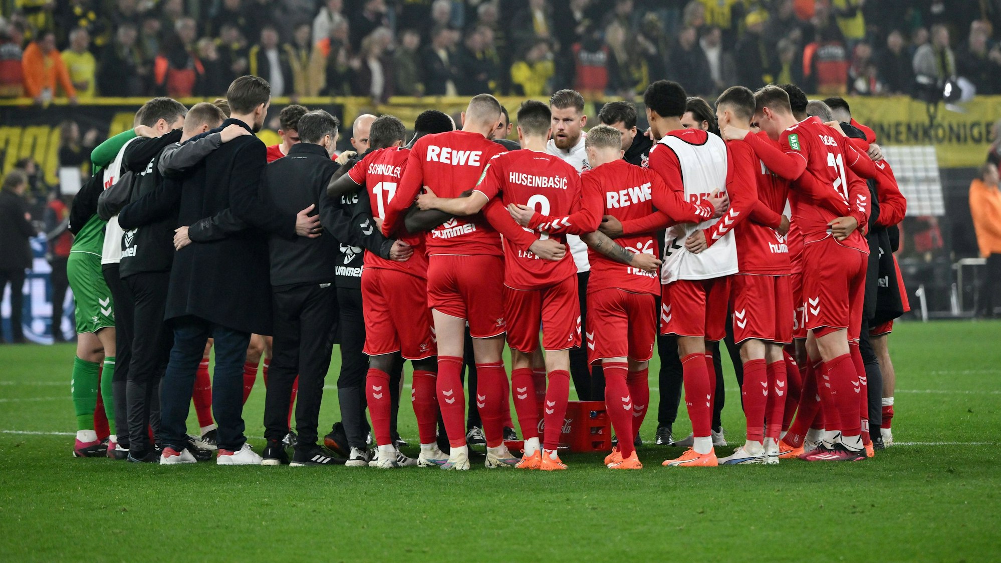 Nach dem 1:6 des 1. FC Köln bei Borussia Dortmund spricht Steffen Baumgart im Kreis zu seiner Mannschaft.