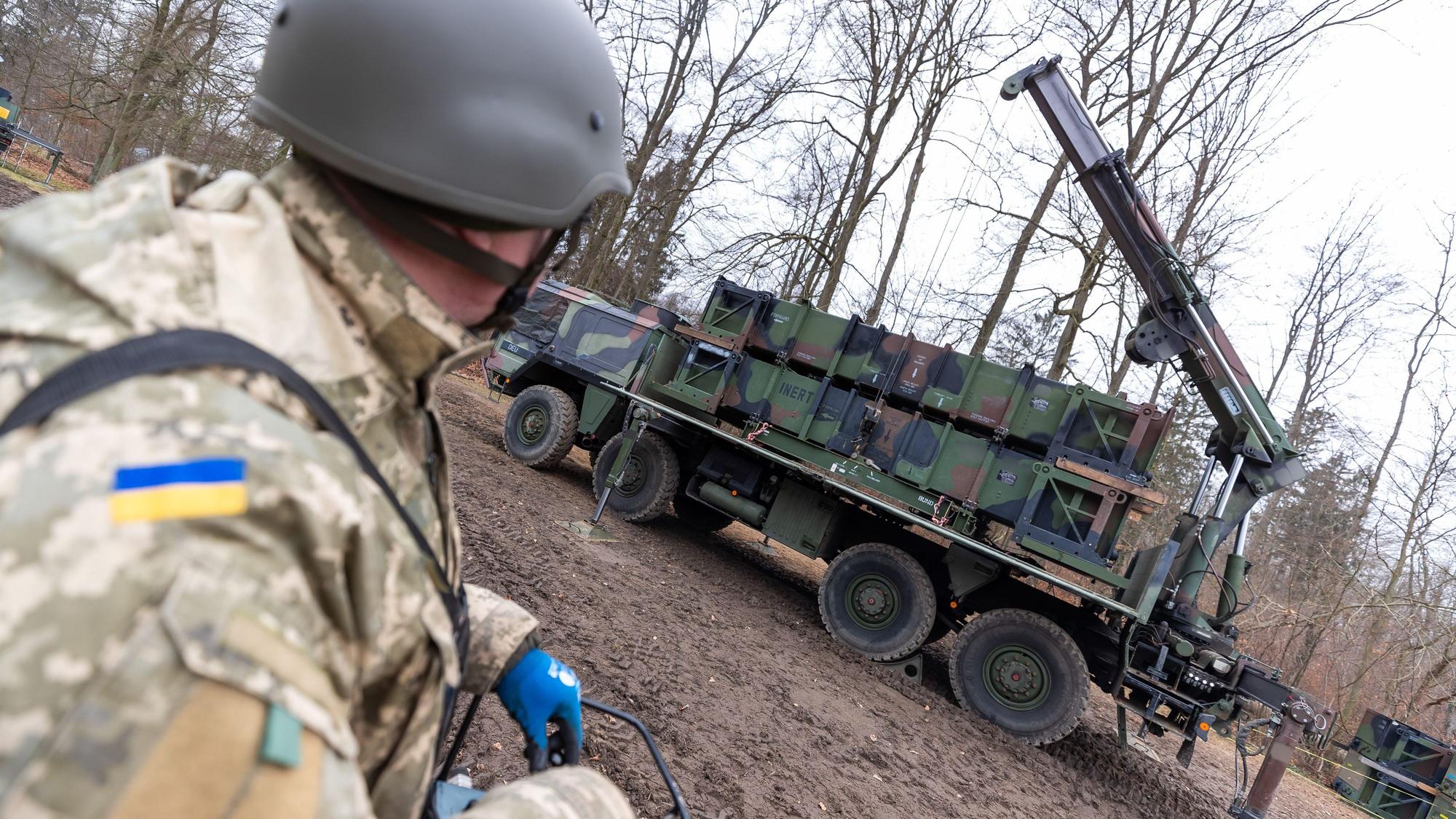 Die am 15. Februar 2023 von der Bundeswehr herausgegebene Aufnahme zeigt die Ausbildung ukrainischer Soldaten am Patriot-Flugabwehrraketensystem an einem unbenannten Ort.