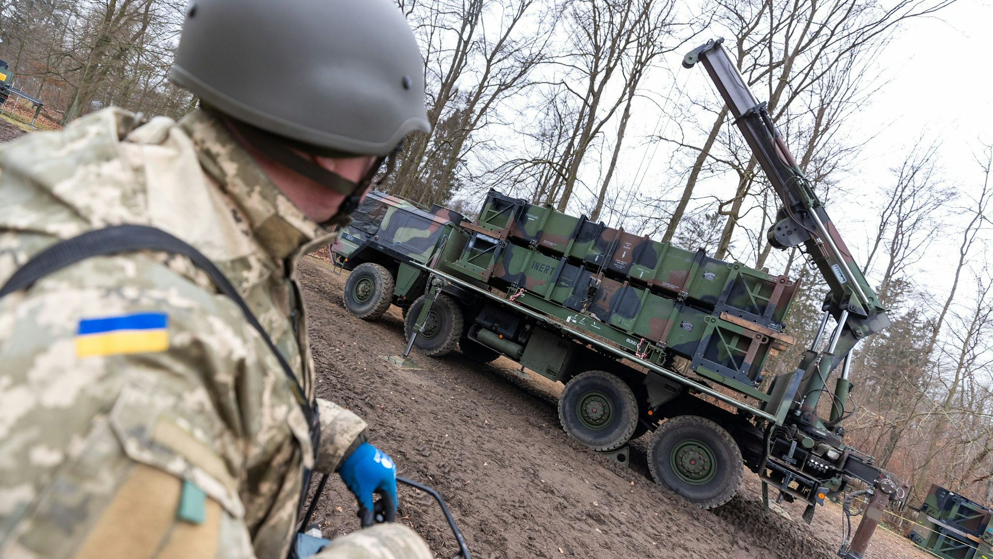 Die am 15. Februar 2023 von der Bundeswehr herausgegebene Aufnahme zeigt die Ausbildung ukrainischer Soldaten am Patriot-Flugabwehrraketensystem an einem unbenannten Ort.