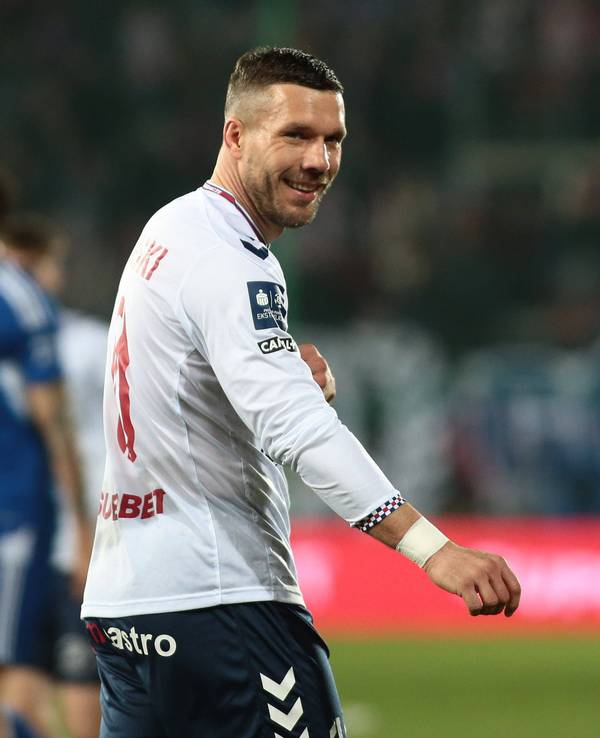Lukas Podolski lächelt während des Spiels von Gornik Zabrze gegen Wisla Plock.