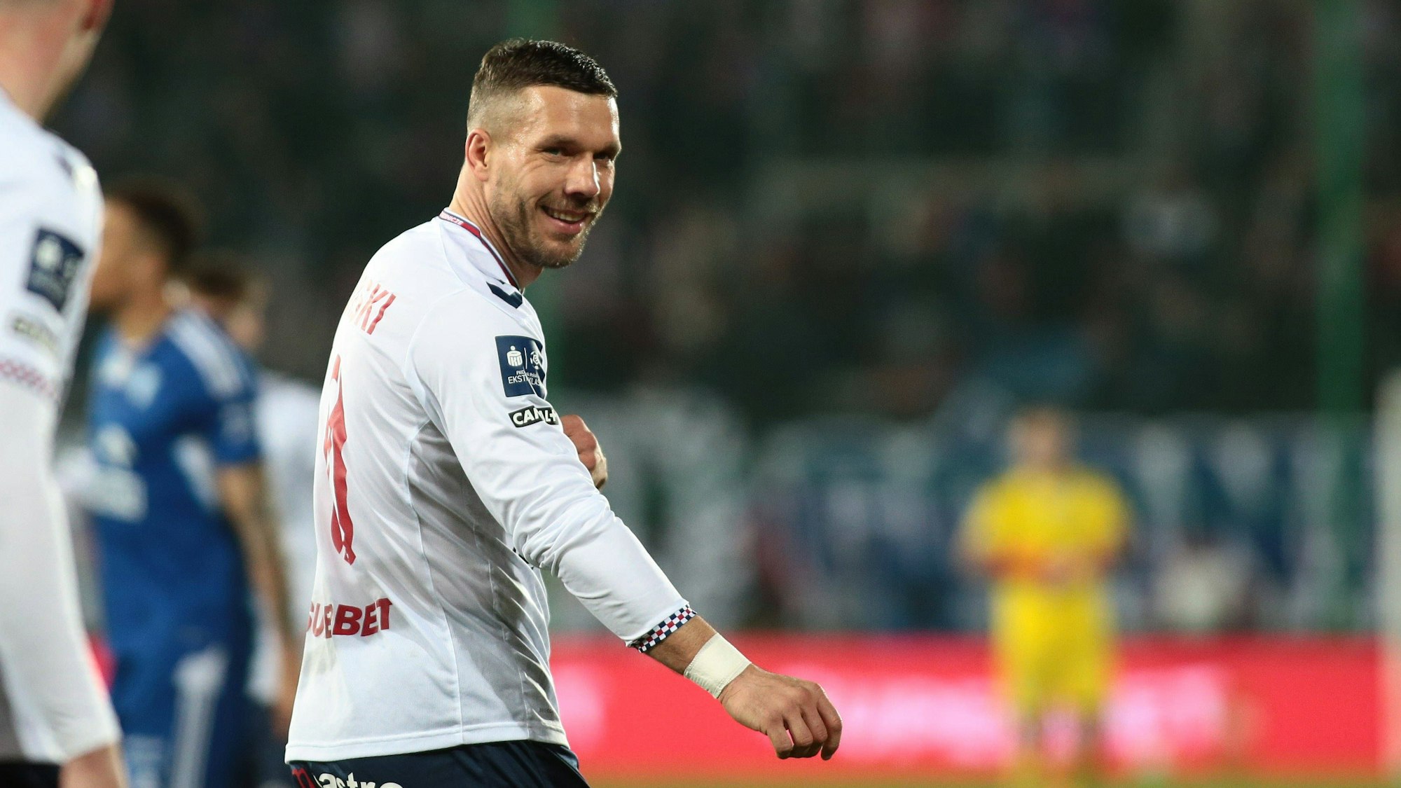 Lukas Podolski lächelt während des Spiels von Gornik Zabrze gegen Wisla Plock.