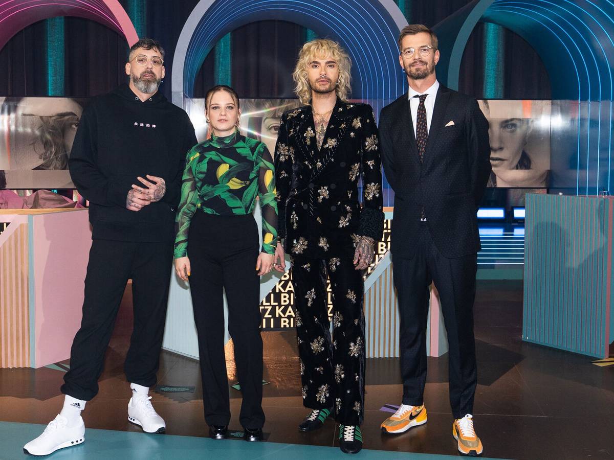 Jasna Fritzi Bauer, Bill Kaulitz und Joko Winterscheidt stehen in der Kulisse von „Wer stiehlt mir die Show?“.