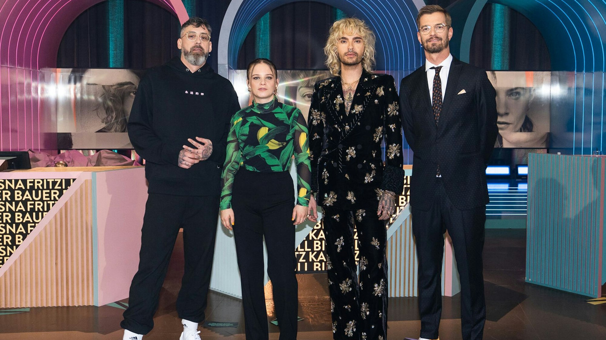 Jasna Fritzi Bauer, Bill Kaulitz und Joko Winterscheidt stehen in der Kulisse von „Wer stiehlt mir die Show?“.