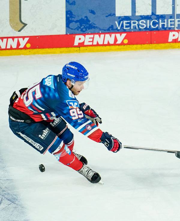Mannheims Mark Katic (l) und Kölns Landon Ferraro kämpfen um den Puck.