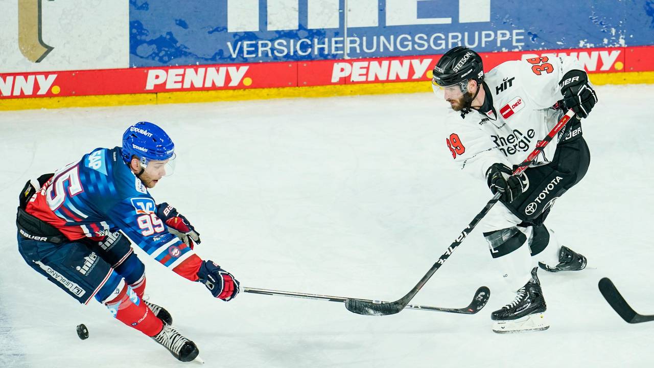 Mannheims Mark Katic (l) und Kölns Landon Ferraro kämpfen um den Puck.
