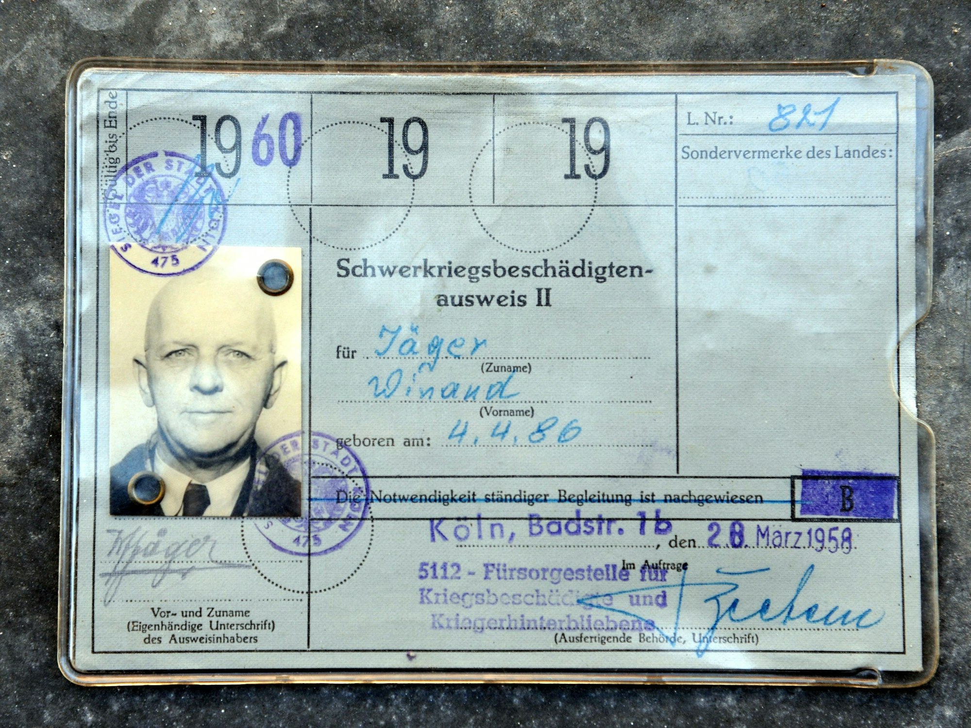 Foto des blauen Militärpasses des Kölners Winand Franz Jaeger.