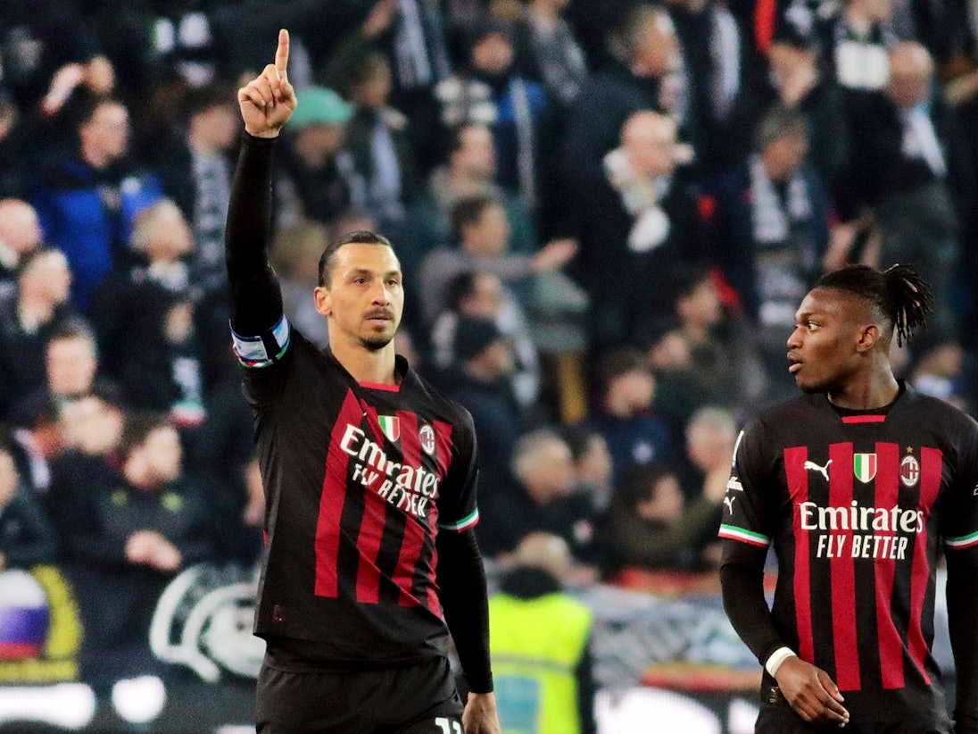 Mailands Zlatan Ibrahimovic (l.) jubelt neben Rafael Leao nach seinem Treffer zum 1:1.