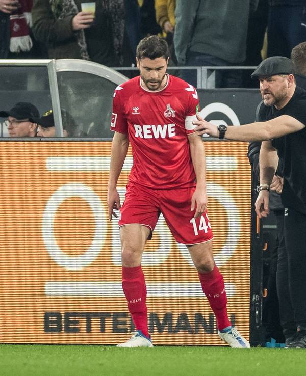Steffen Baumgart gibt Jonas Hector beim 1:6 in Dortmund Anweisungen.