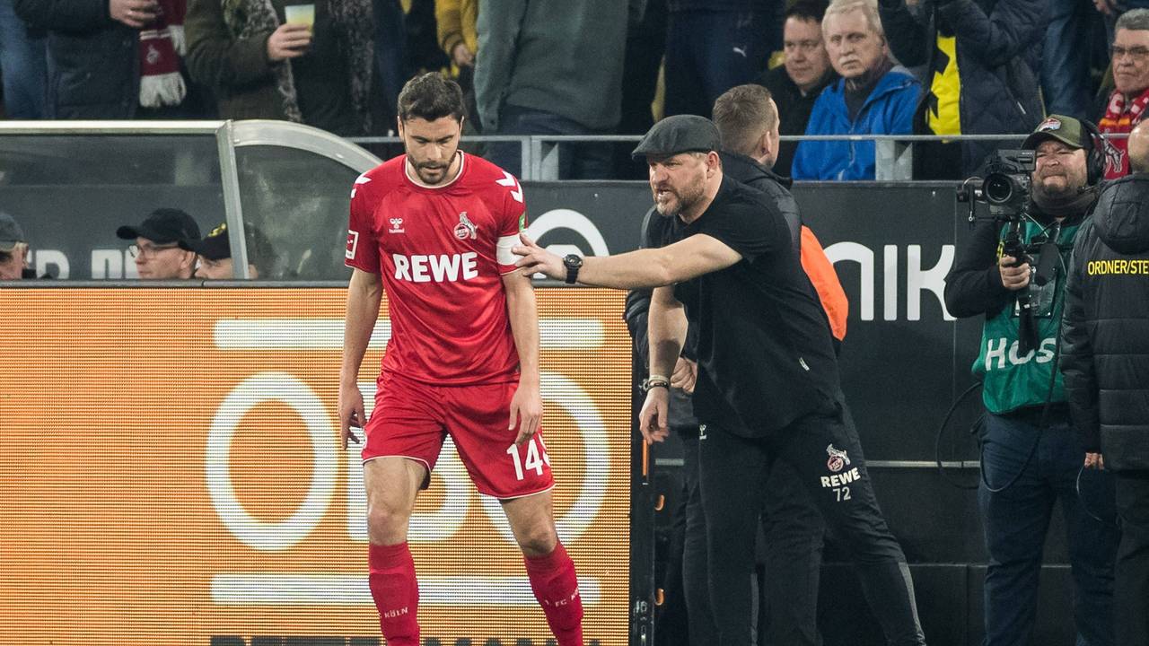 Steffen Baumgart gibt Jonas Hector beim 1:6 in Dortmund Anweisungen.