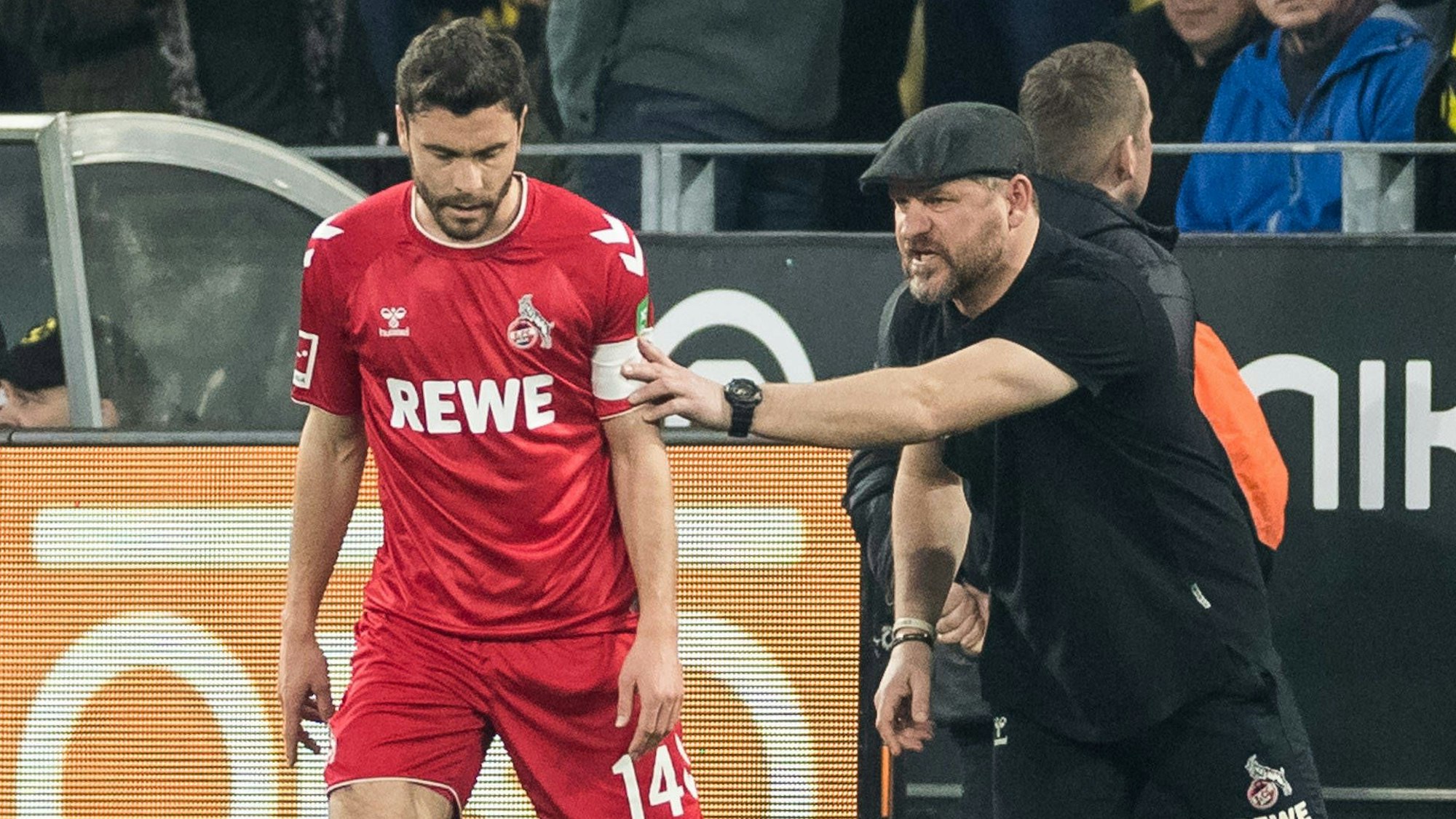 Steffen Baumgart gibt Jonas Hector beim 1:6 in Dortmund Anweisungen.