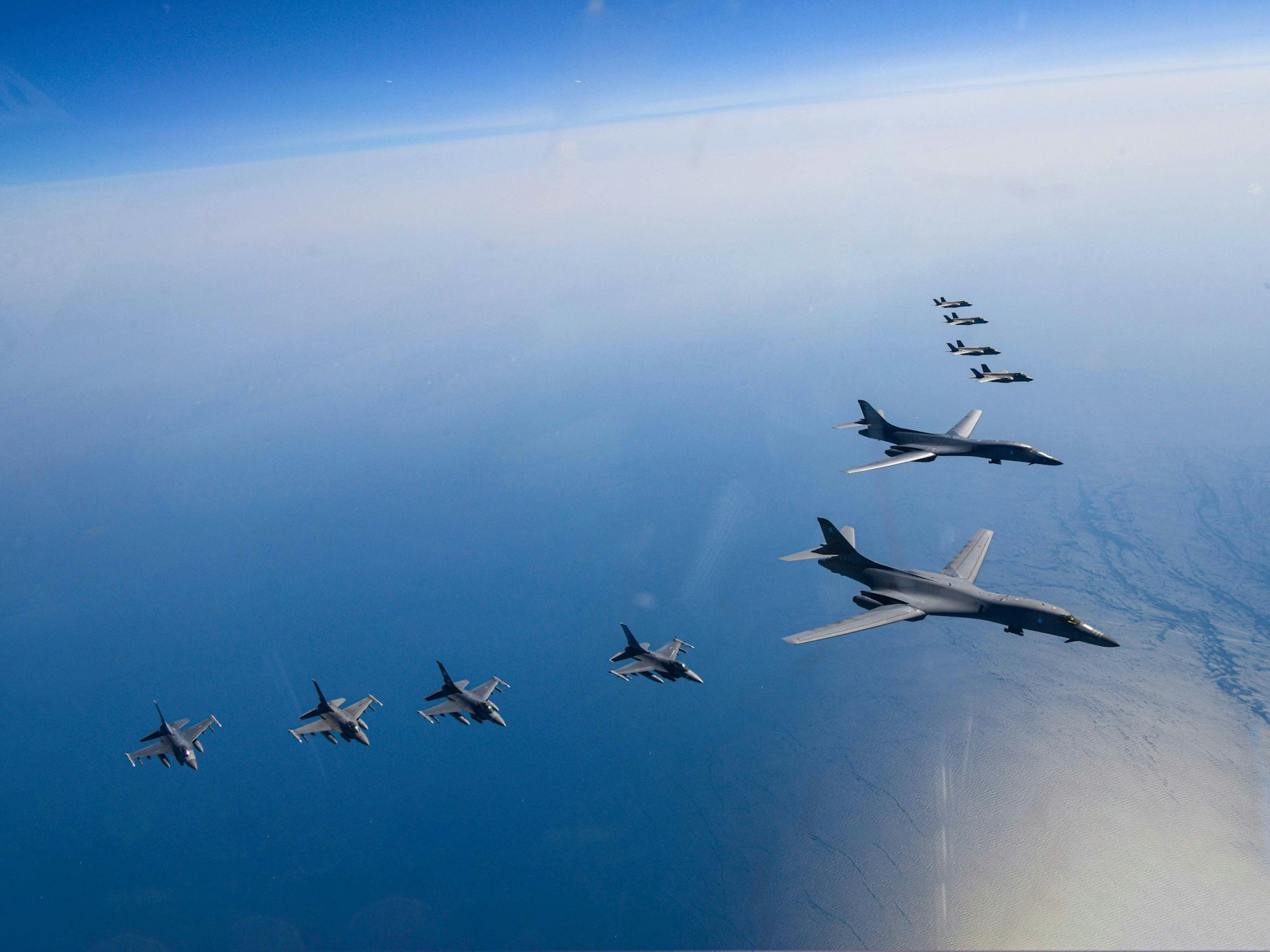 Auf diesem vom südkoreanischen Verteidigungsministerium zur Verfügung gestellten Foto fliegt ein B-1B-Bomber zusammen mit mehreren Jets über der koreanischen Halbinsel.