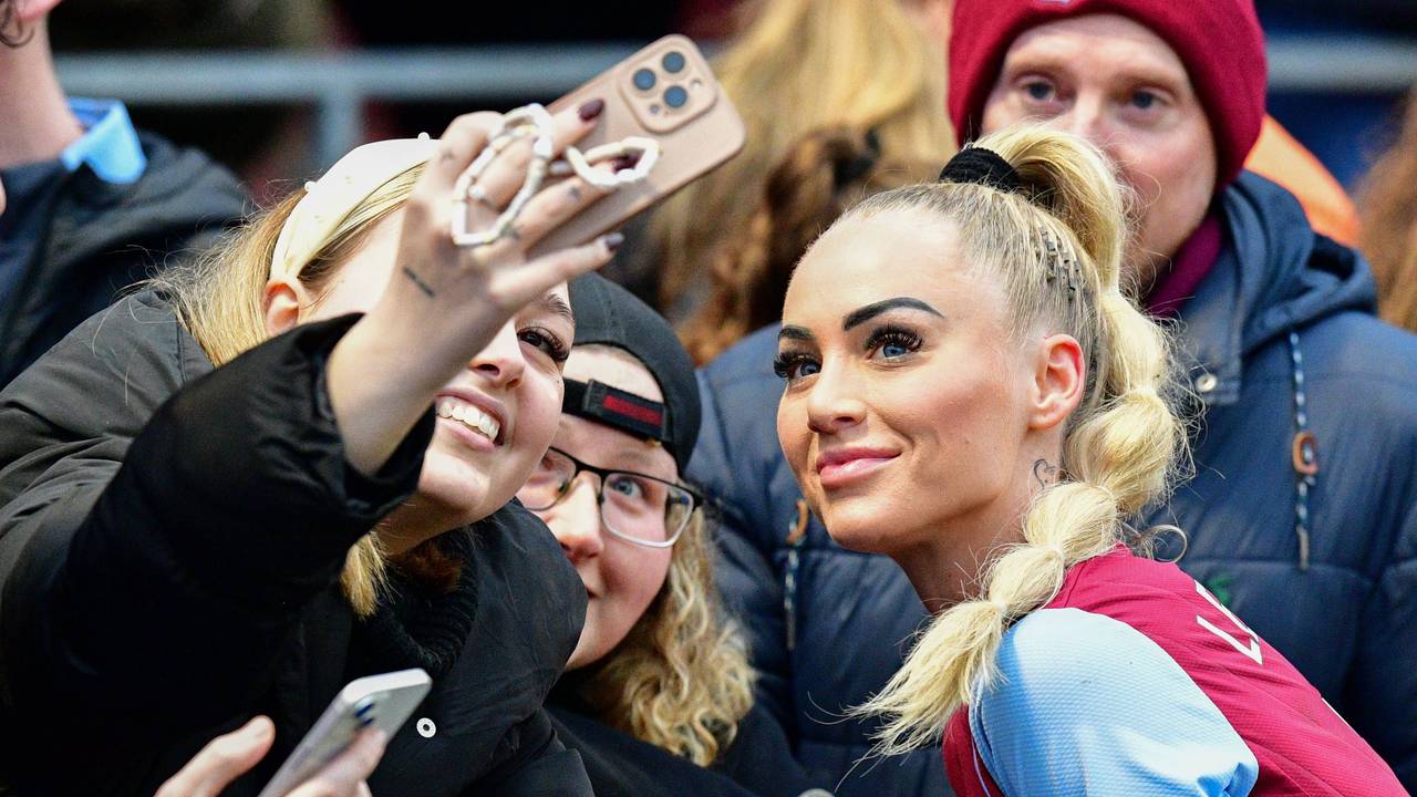 Alisha Lehmann posiert mit Fans für ein Selfie.