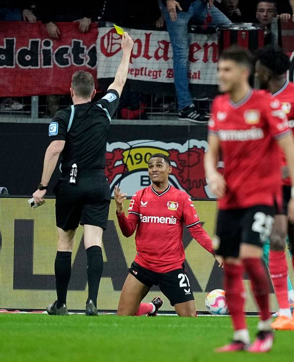 Leverkusens Amine Adli kann nicht fassen, dass er Gelb sieht.