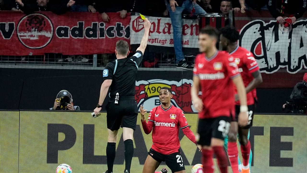 Leverkusens Amine Adli kann nicht fassen, dass er Gelb sieht.