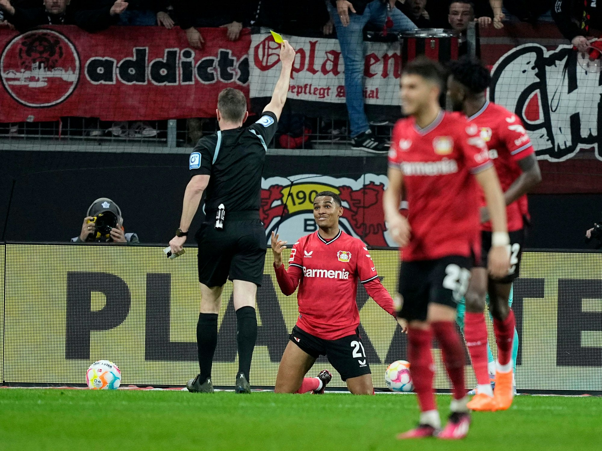 Leverkusens Amine Adli kann nicht fassen, dass er Gelb sieht.