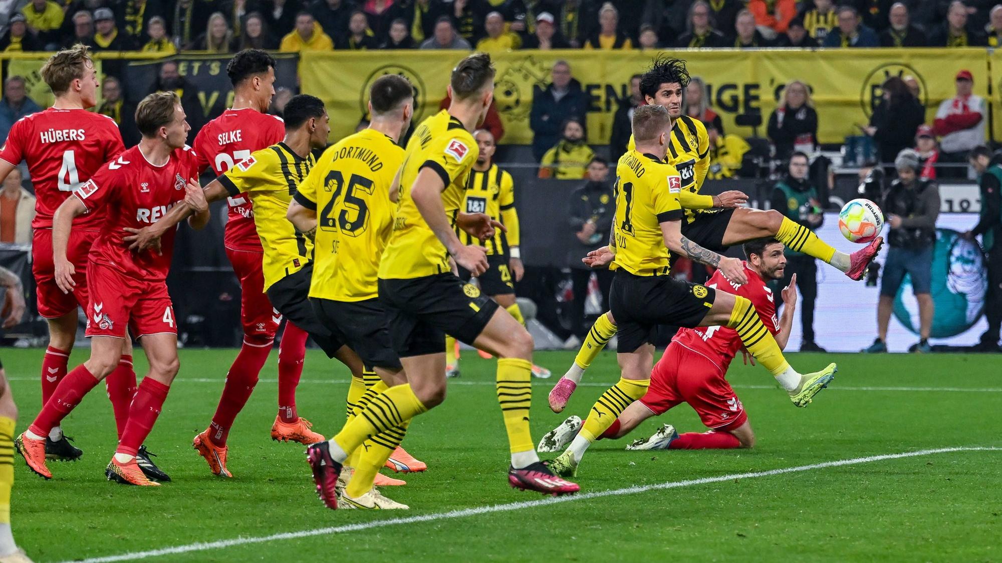 Dortmunds Mahmoud Dahoud klärt einen Freistoß.