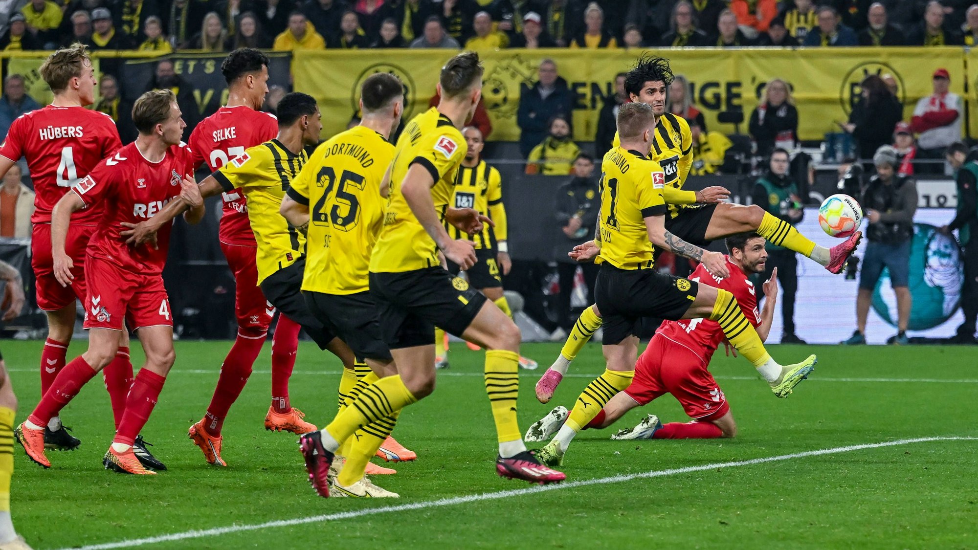 Dortmunds Mahmoud Dahoud klärt einen Freistoß.