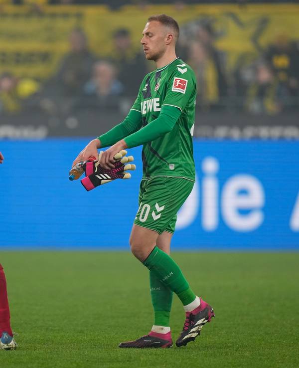 Kapitän Jonas Hector und Torhüter Marvin Schwäbe stehen nach dem 1:6 des 1. FC Köln in Dortmund enttäuscht auf dem Rasen.