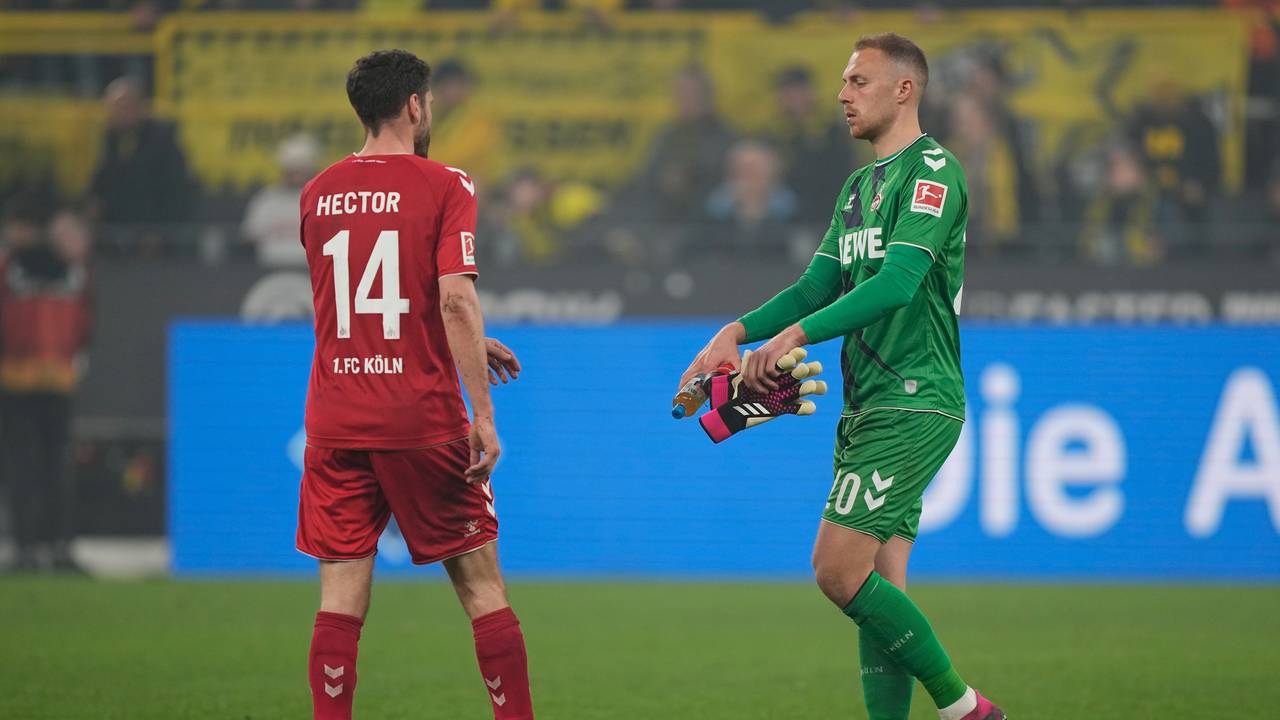Kapitän Jonas Hector und Torhüter Marvin Schwäbe stehen nach dem 1:6 des 1. FC Köln in Dortmund enttäuscht auf dem Rasen.
