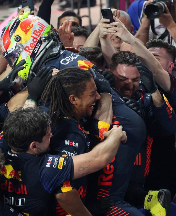 Red Bull Racings jubelt mit Sergio Perez