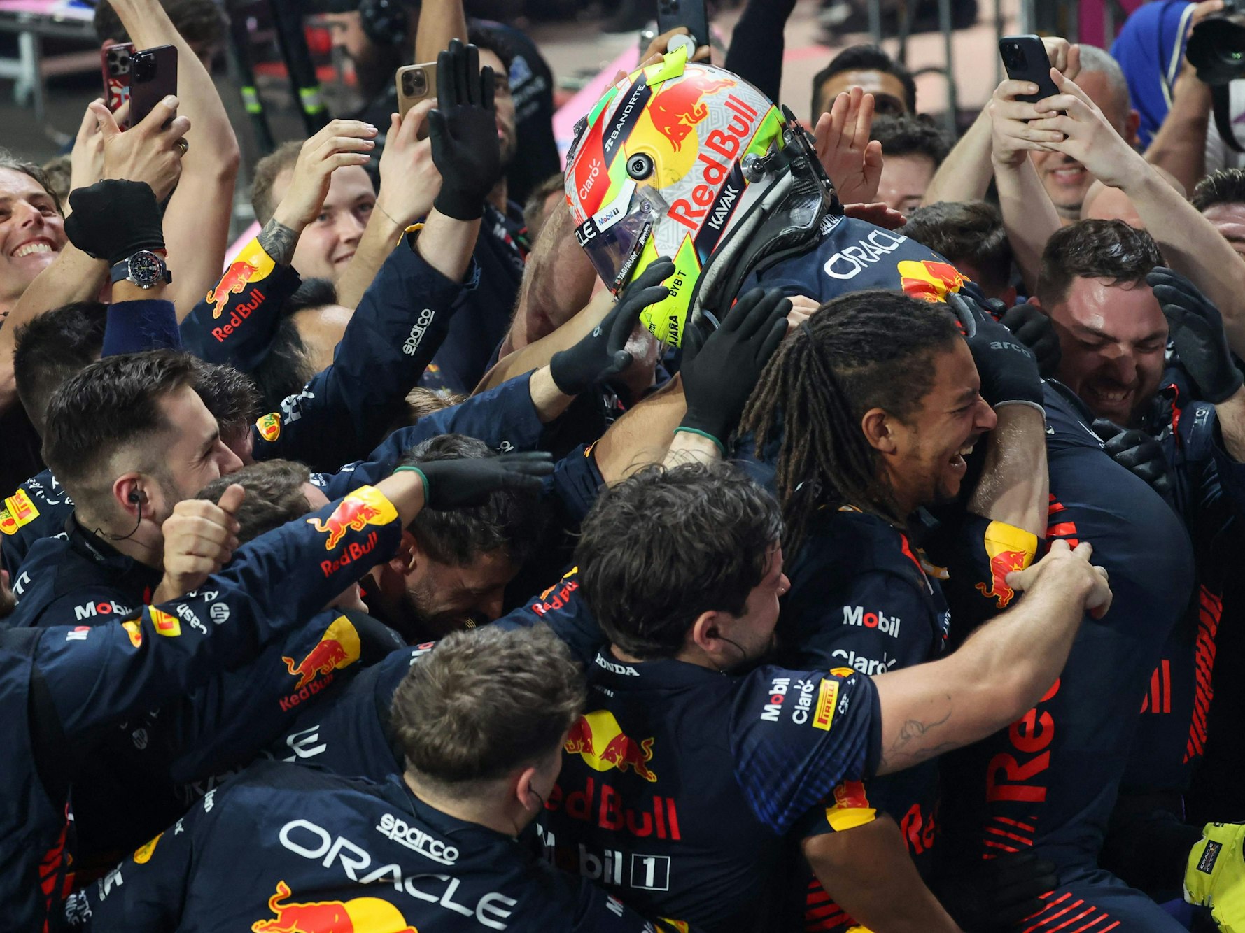 Red Bull Racings jubelt mit Sergio Perez