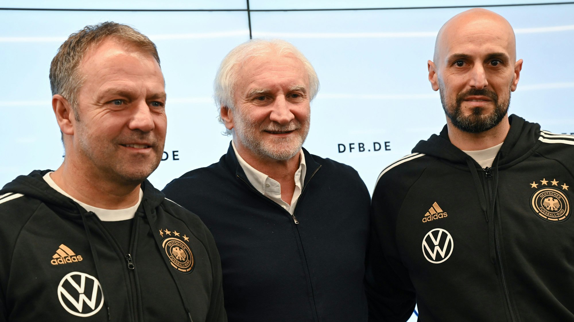 Bundestrainer Hansi Flick (l-r), DFB-Sportdirektor Rudi Völler und Antonio Di Salvo, U21-Trainer, kommen zu einer Pressekonferenz des Deutschen Fußball-Bundes (DFB) im DFB-Campus.