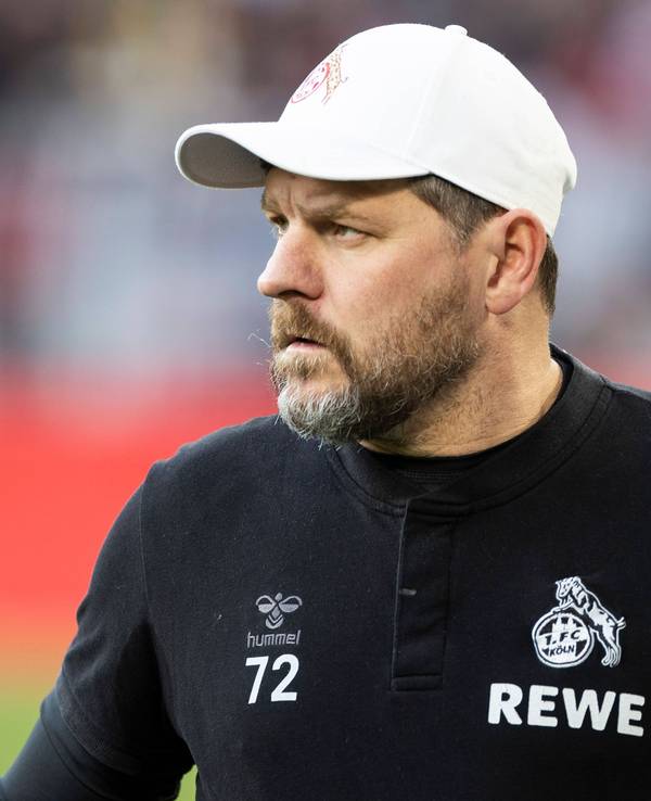 Steffen Baumgart steht beim 1:6 des 1. FC Köln in Dortmund im Stadion.