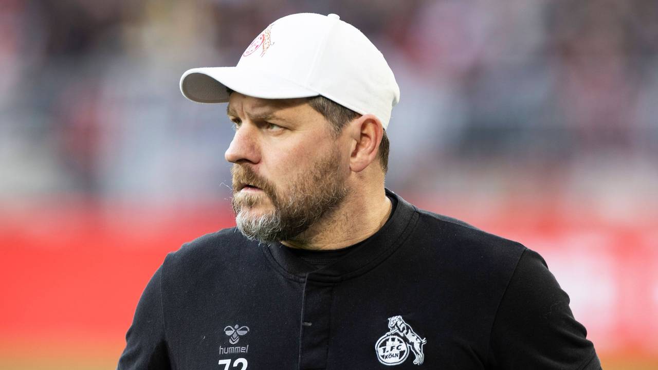 Steffen Baumgart steht beim 1:6 des 1. FC Köln in Dortmund im Stadion.