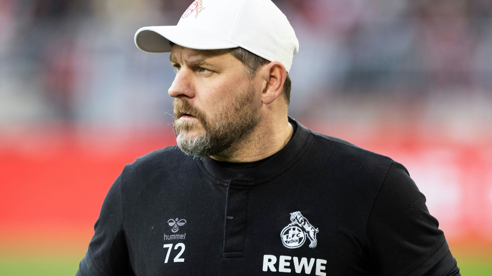 Steffen Baumgart steht beim 1:6 des 1. FC Köln in Dortmund im Stadion.