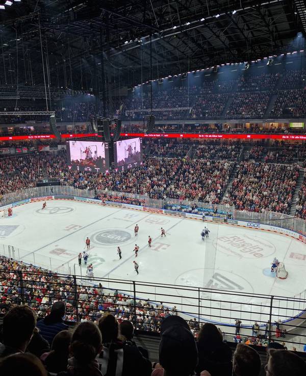 Blick aus dem Oberrang der Lanxess-Arena bei einem DEL-Heimspiel der Kölner Haie in den Playoffs.