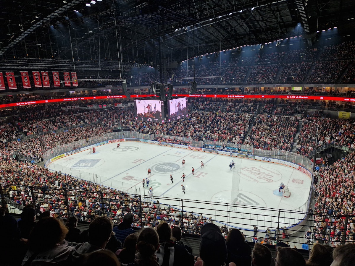 Blick aus dem Oberrang der Lanxess-Arena bei einem DEL-Heimspiel der Kölner Haie in den Playoffs.