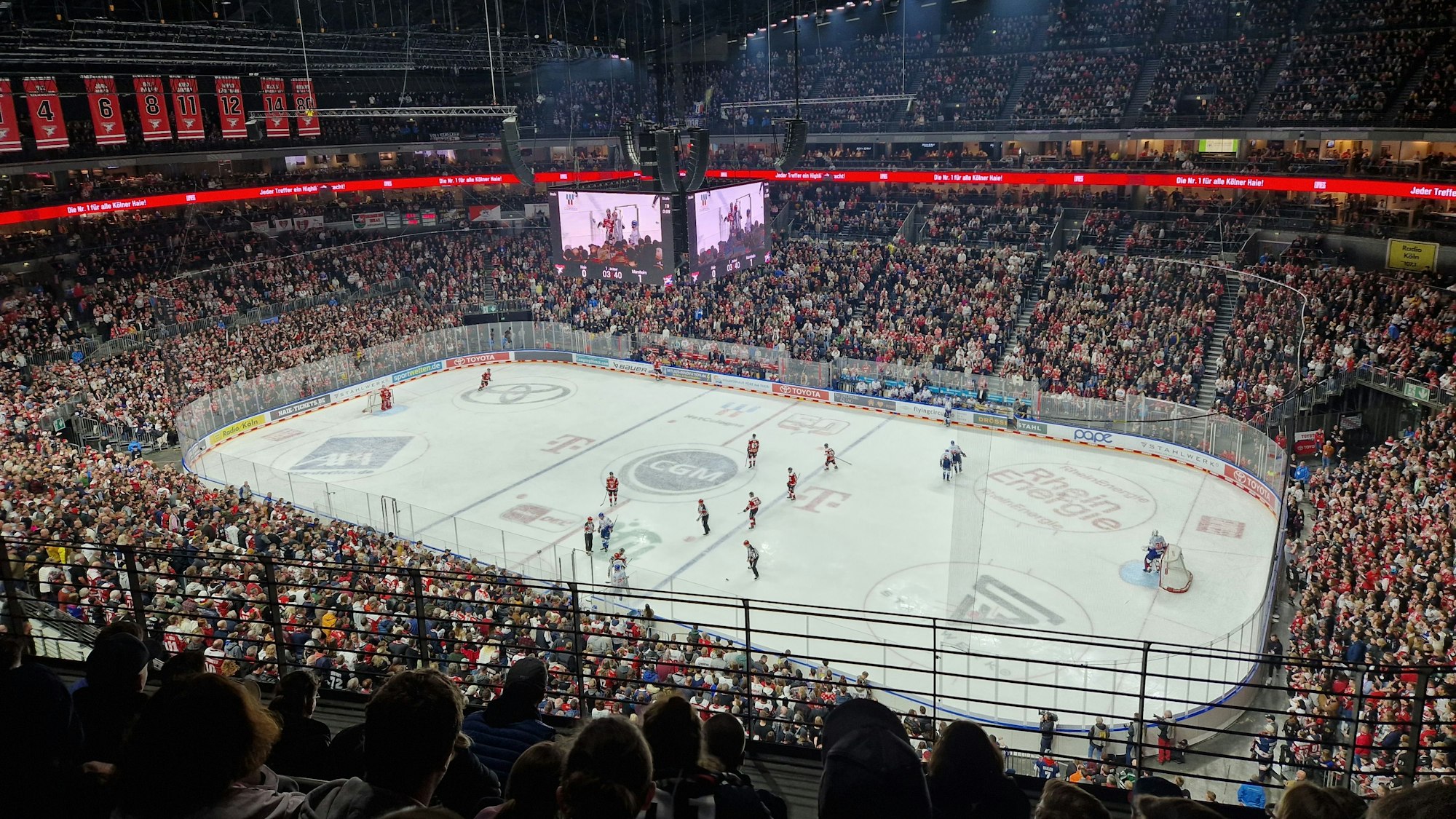 Blick aus dem Oberrang der Lanxess-Arena bei einem DEL-Heimspiel der Kölner Haie in den Playoffs.