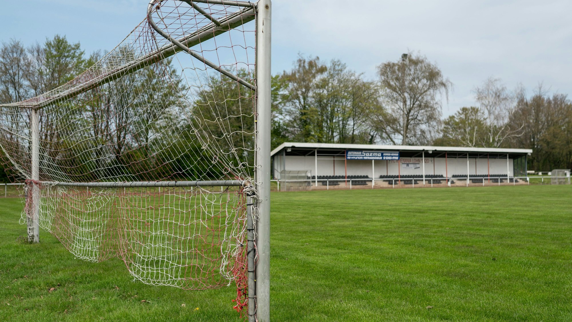 Das Stadion am Blaustein-See, Heimspielstätte des Fußball-Kreisligisten FC Rhenania 1920 Lohn.