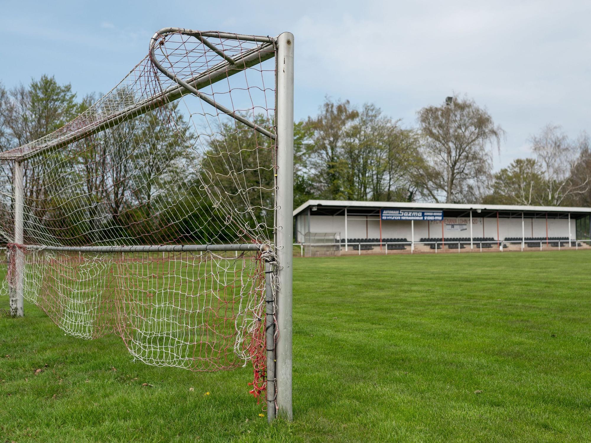 An der Heimspielstätte des Fußball-Kreisligisten FC Rhenania 1920 Lohn steht eine kleine Tribüne für die Zuschauer.