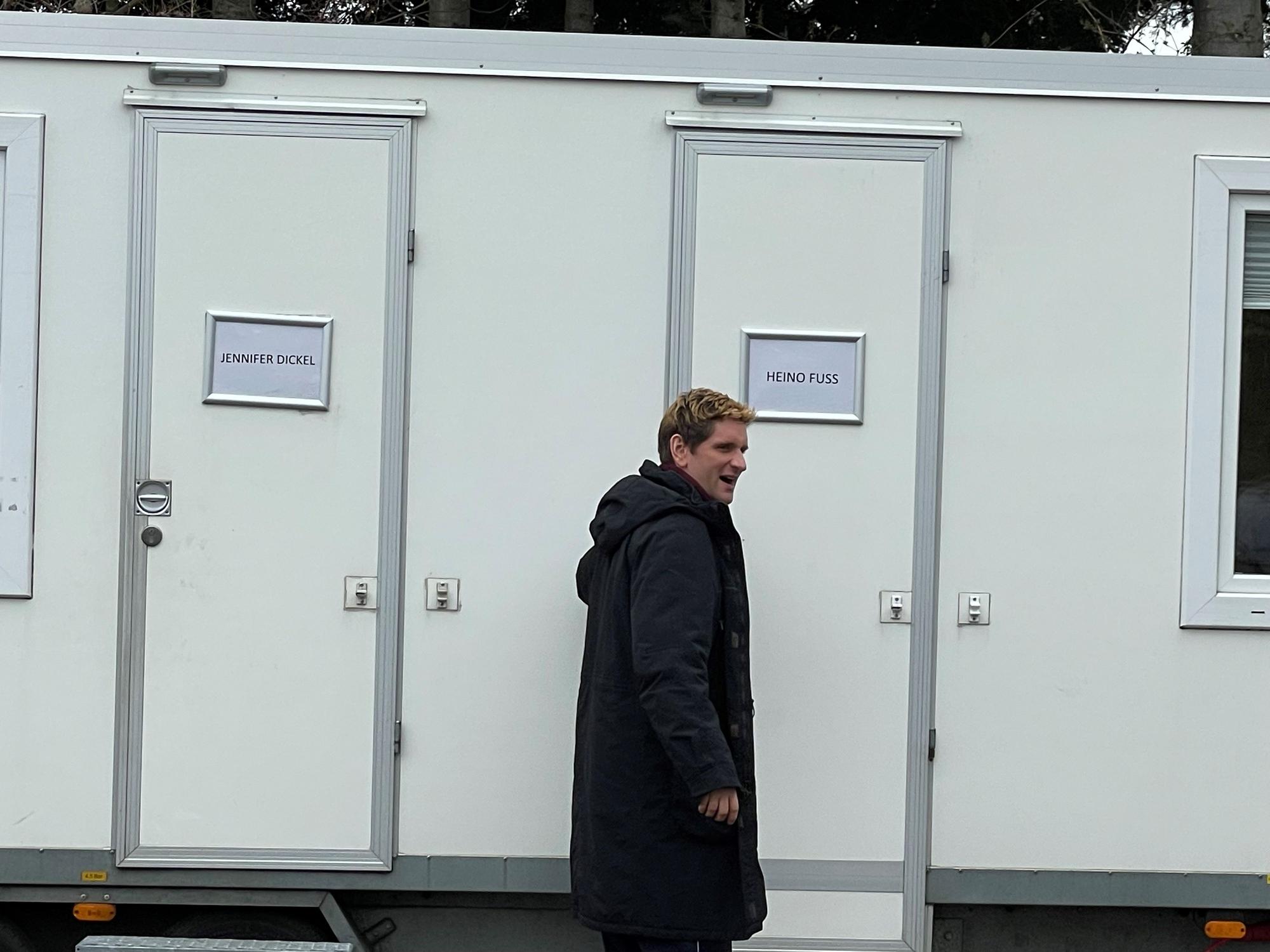 Der Schauspieler Sebastian Schwarz bei Dreharbeiten in Hürth.