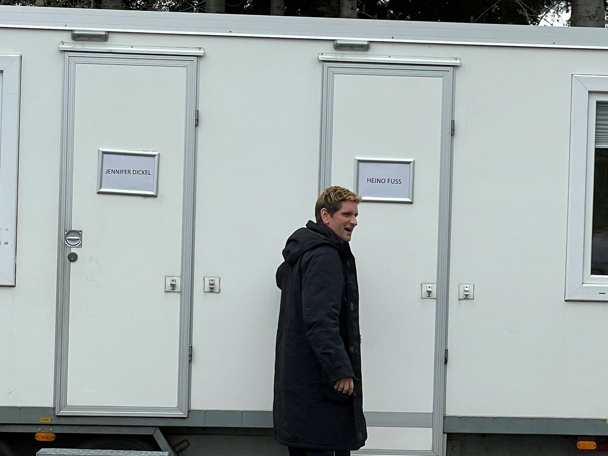 Der Schauspieler Sebastian Schwarz bei Dreharbeiten in Hürth.