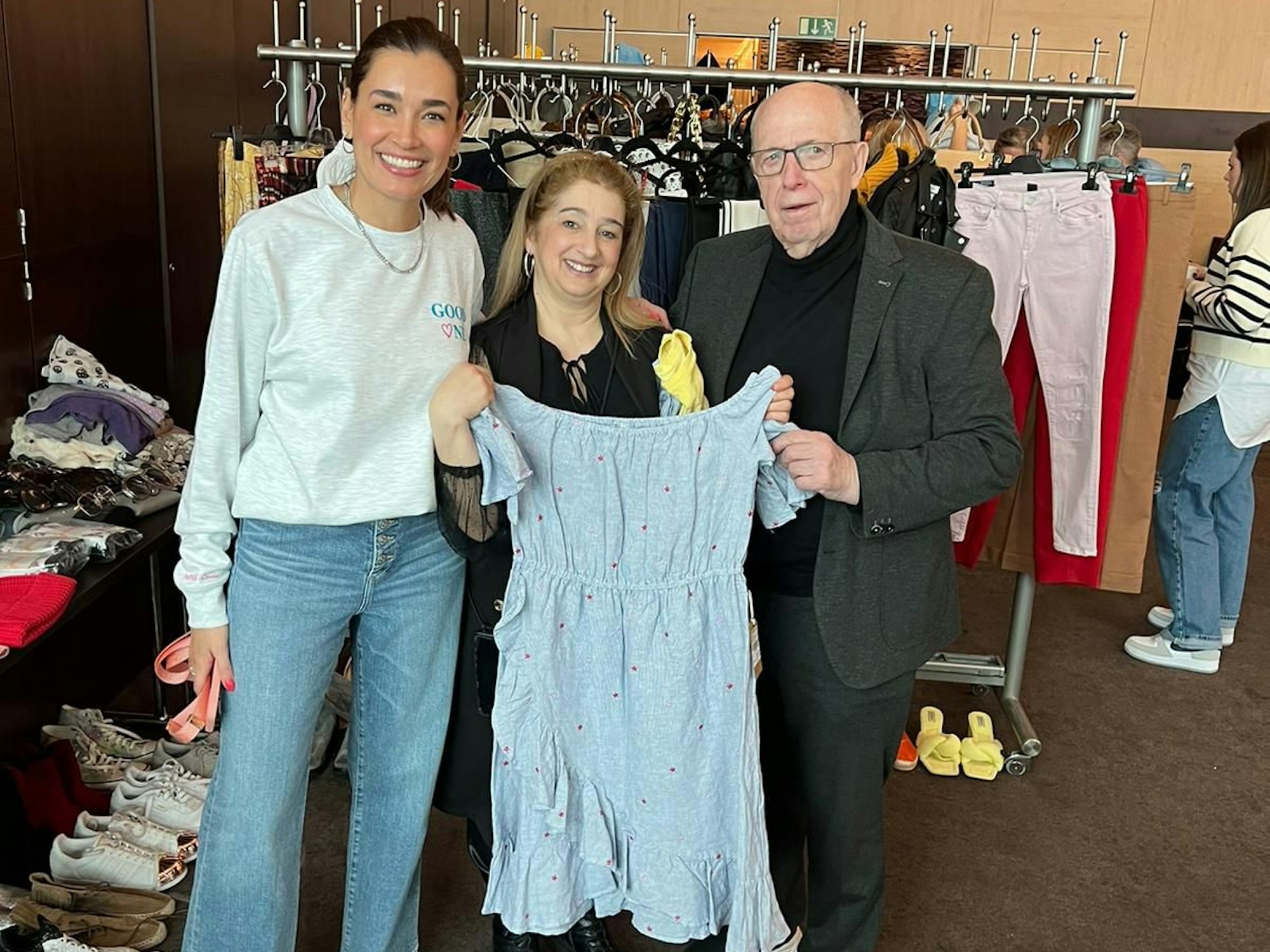 Jana Ina Zarrella lächelt auf einer Veranstaltung mit Reiner Calmund in die Kamera.