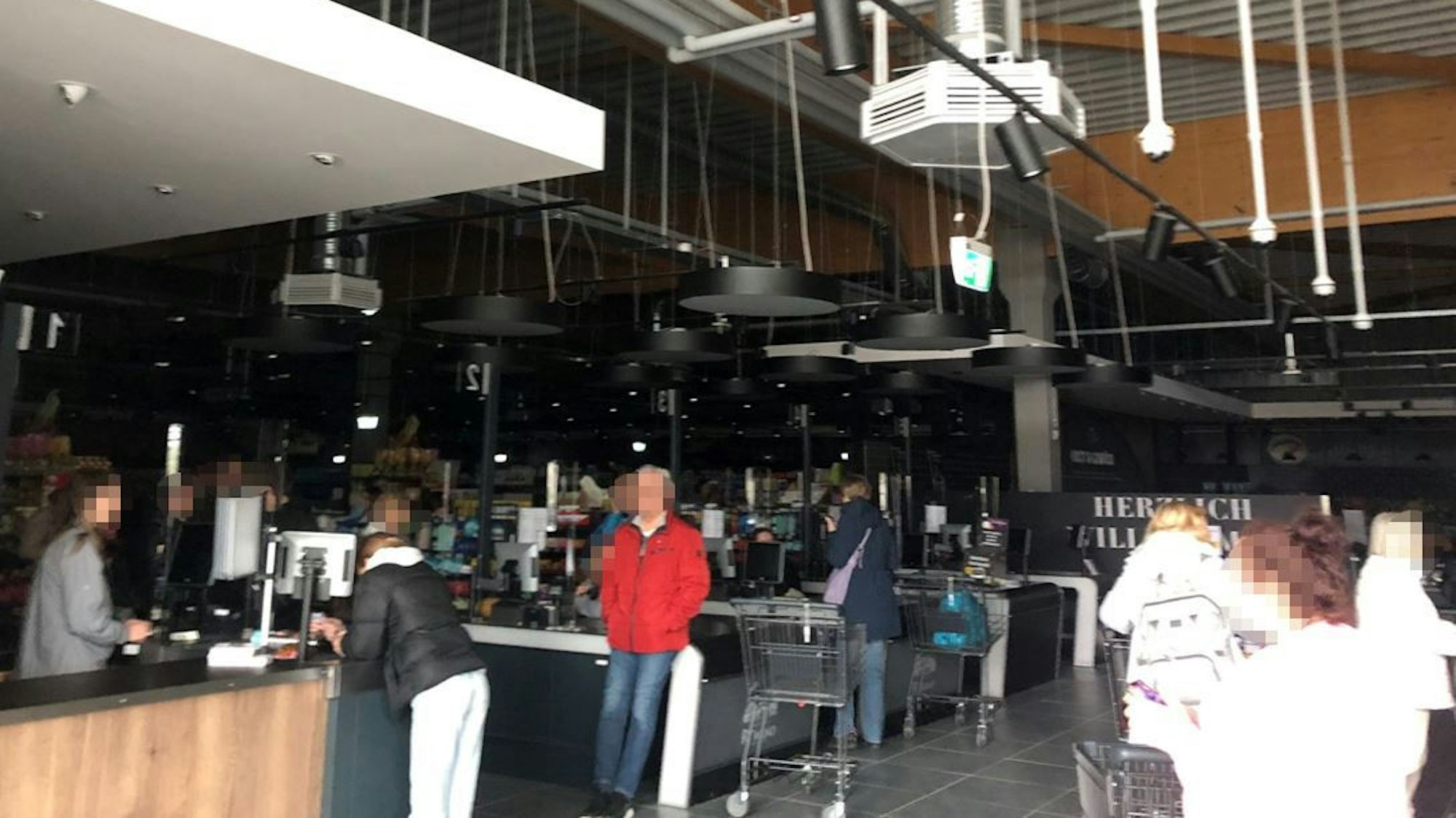 Am Montagnachmittag ist in mehreren Kölner Veedeln der Strom ausgefallen. Unter anderem gingen auch bei Edeka in Godorf die Lichter aus.