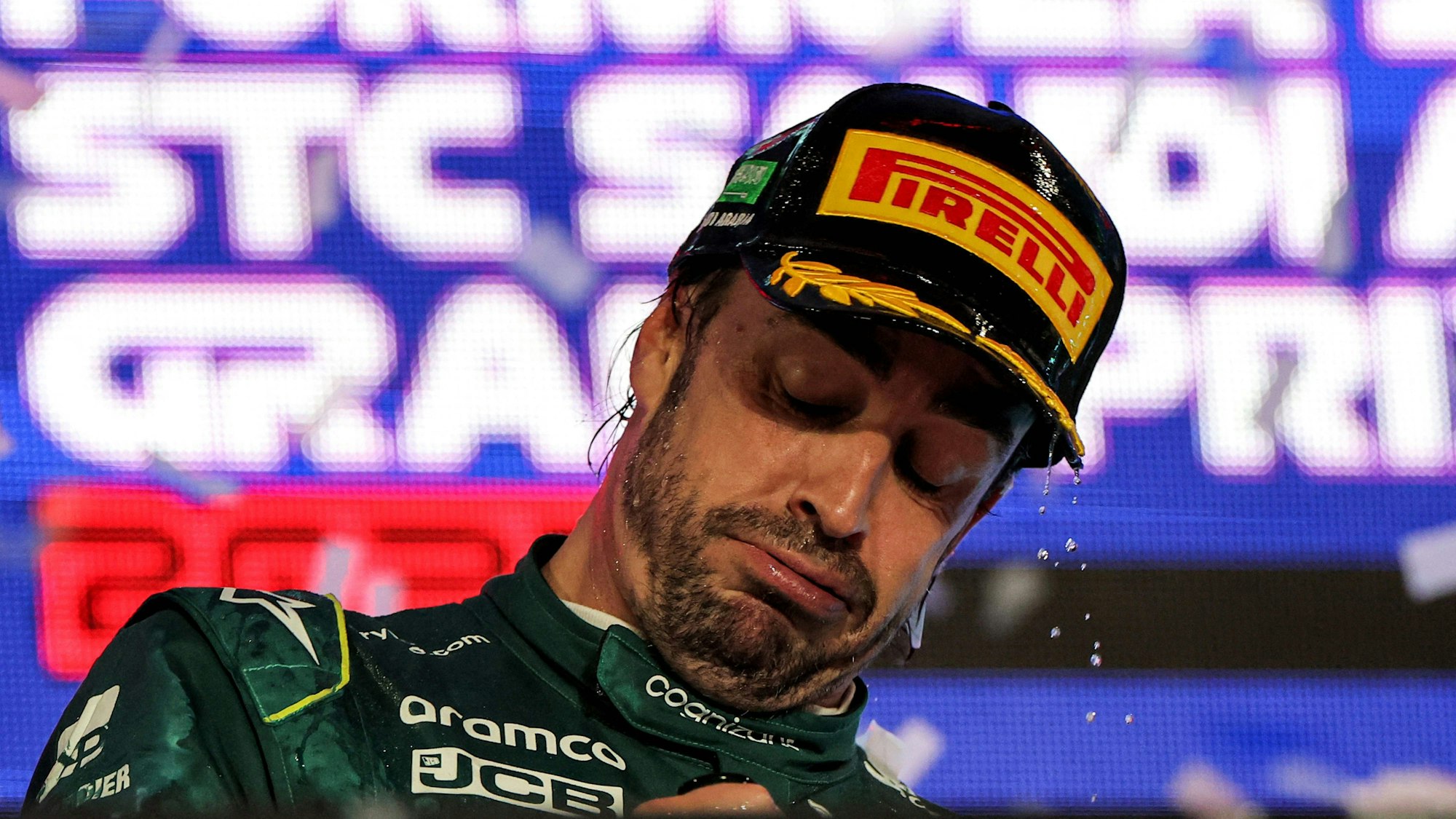 Fernando Alonso feiert auf dem Podium den dritten Platz beim Großen Preis von Saudi-Arabien.