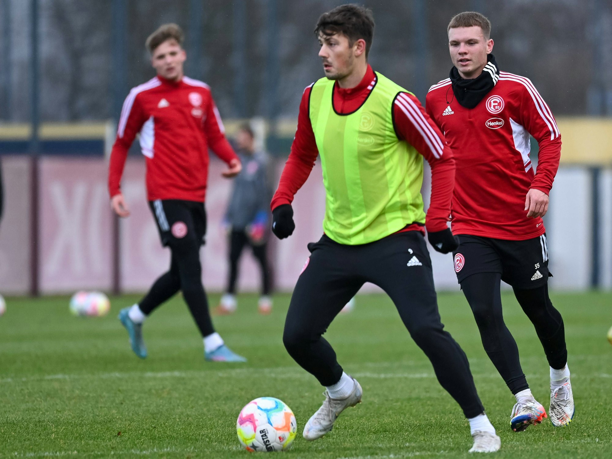 Dawid Kownacki führt im Training von Fortuna Düsseldorf den Ball. Er wird verfolgt von Daniel Bunk.