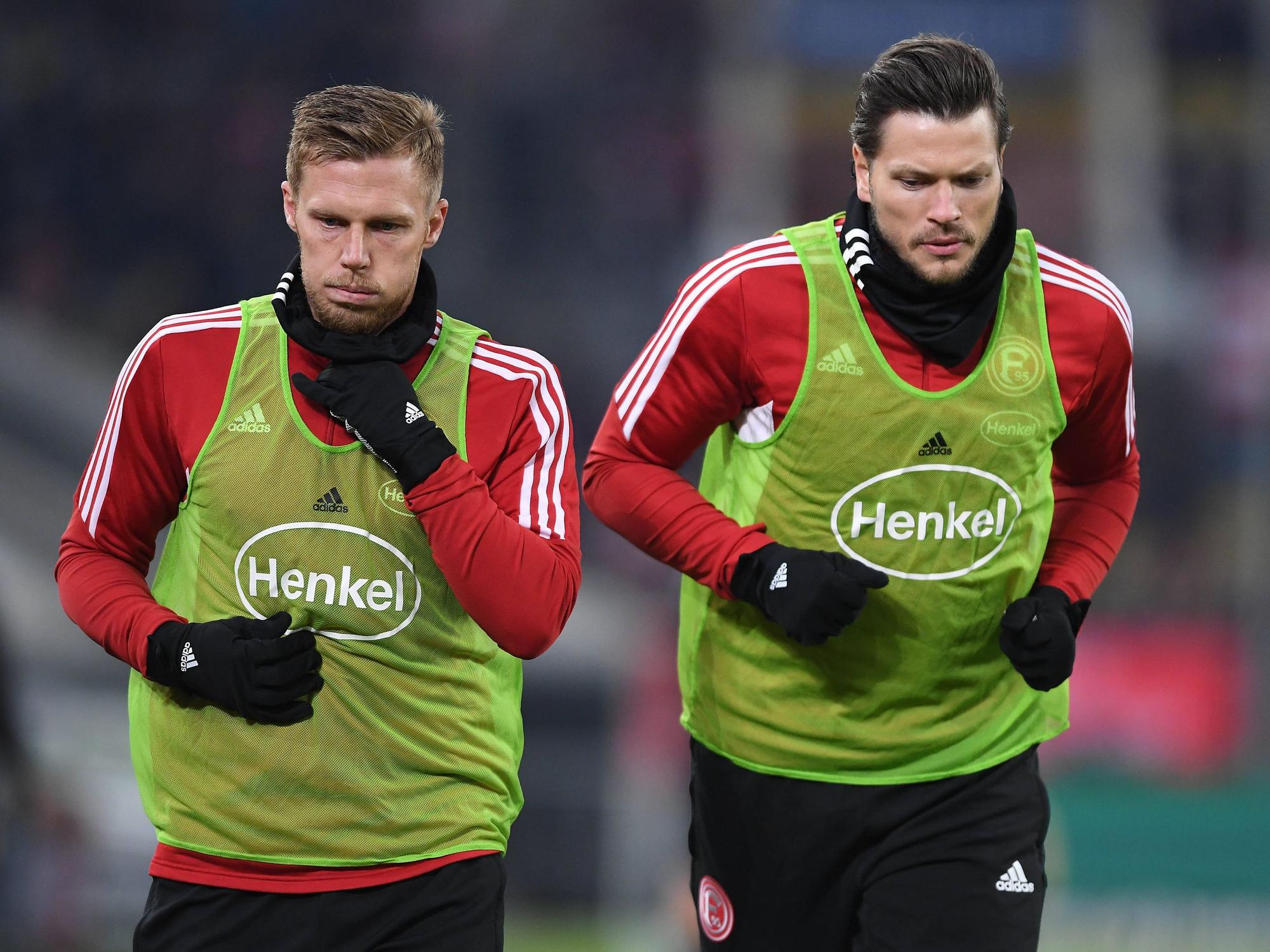 Rouwen Hennings und Daniel Ginczek wärmen sich beim Spiel gegen den 1. FC Magdeburg auf.